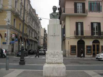 La statua del politico socialista Cesare Battisti che sorge nell'omonima piazza